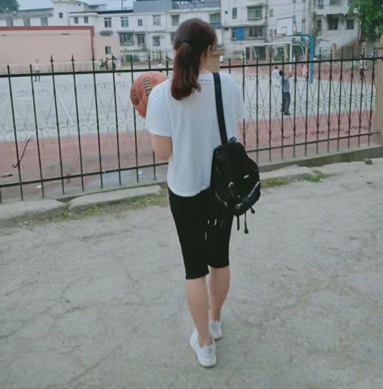 无论生活是平凡琐碎   喧嚣匆忙
还是繁花似锦    诗意徜徉
我站立的地方
就