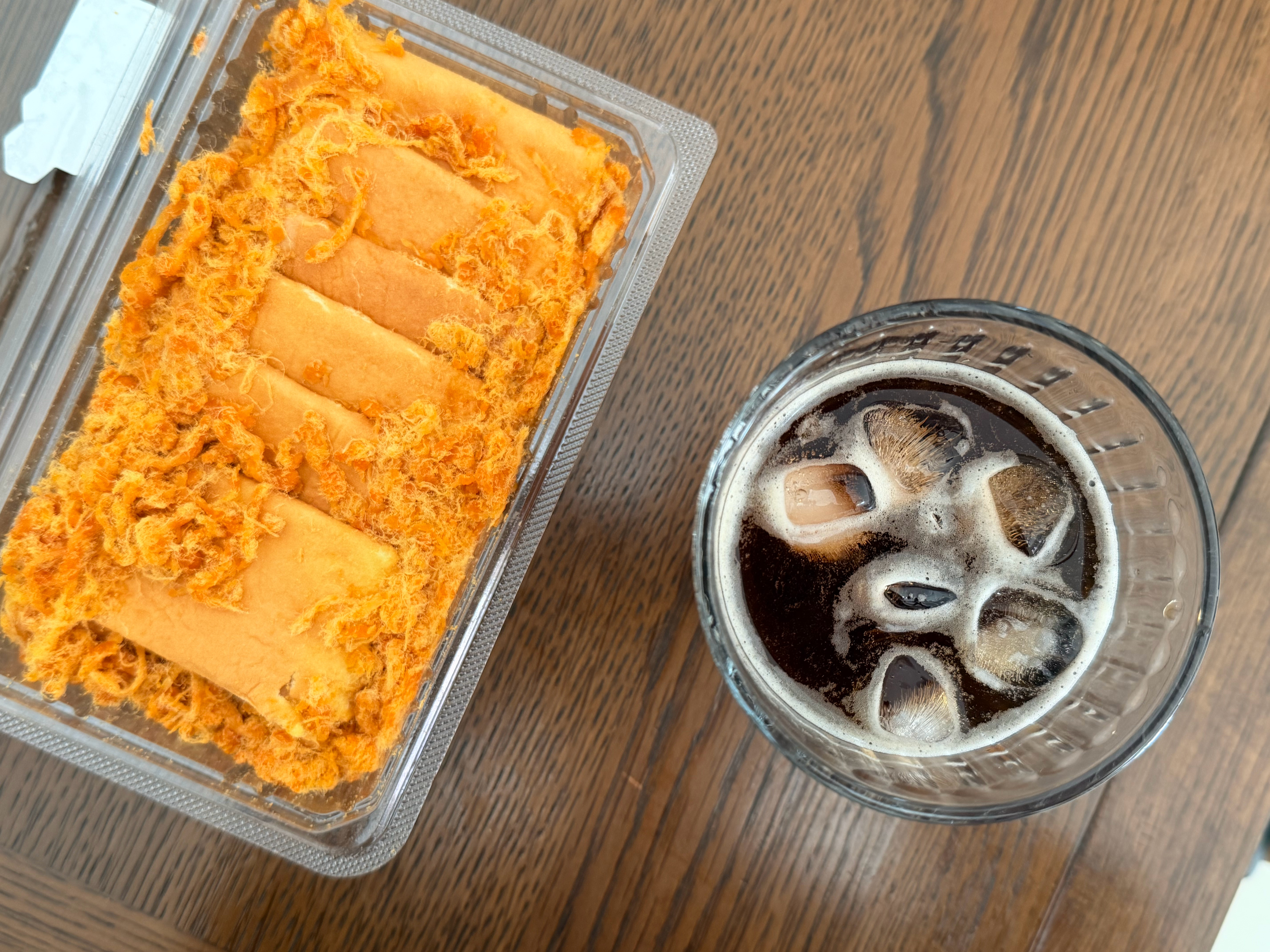 今天是盒马的潦草松松蛋糕加冰美式