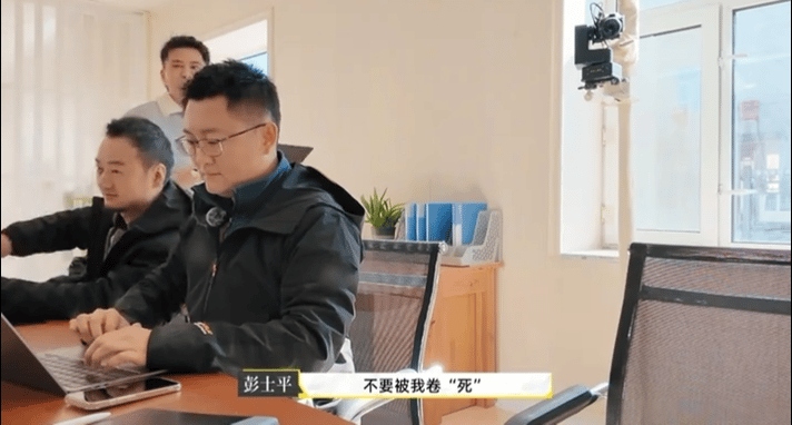 夜幕下的烟火杀青 叔圈天团 + 新生代黑马，这配置谁看了不喊一句绝！今天《夜幕下