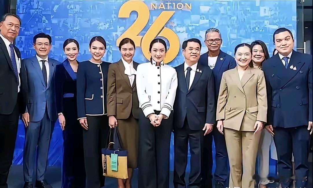 依然在C位，在泰国，佩通坦出席某场公开活动与相关人员合影留念时，众人仍然将她推到