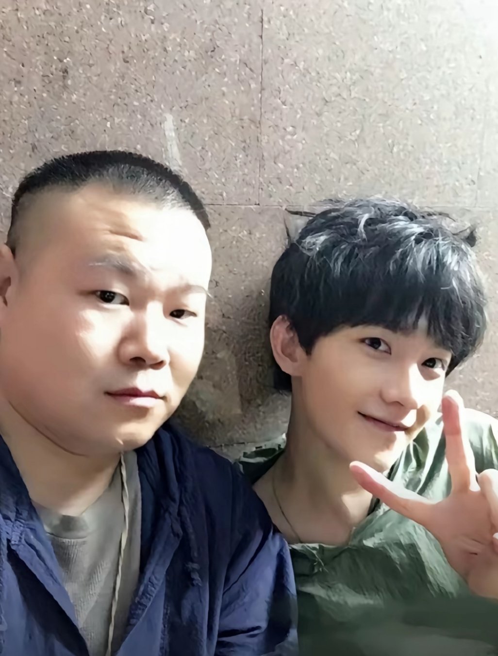 十年了杨洋怎么还长这样【杨洋】我和建模怪合照就这样 