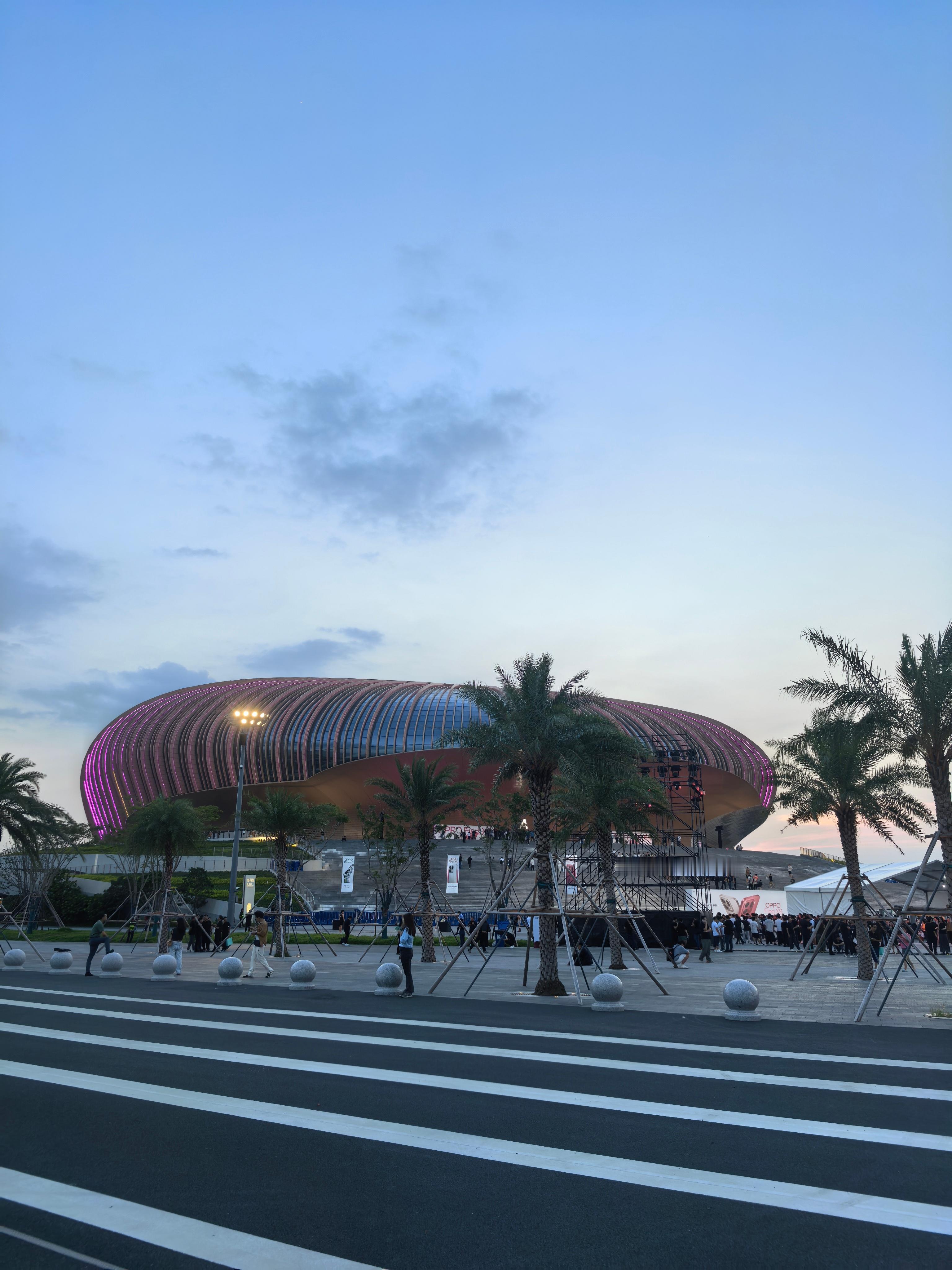 这次OPPO Find X9系列发布会位置选的不错，大湾区的新体育馆，又靠着海边