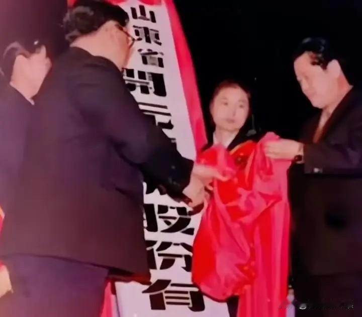1992年，山东省首家股份制企业在诸城成立，公司前身为1970年成立的国营诸城电