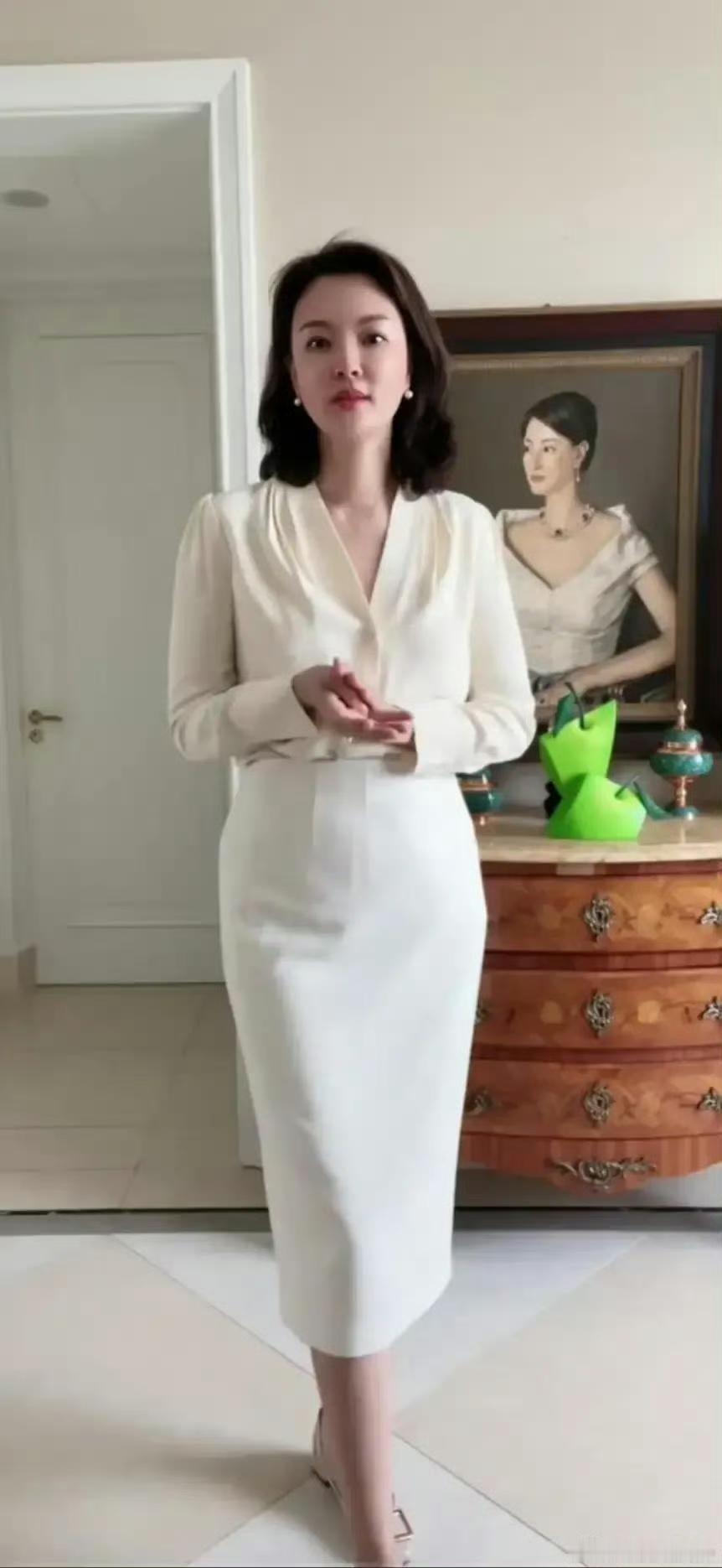 曾经的央视春晚最美主持人刘芳菲，近日以一袭白色包臀裙亮相，惊艳众人。修身剪裁勾勒