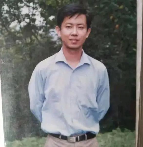 “我宁可去死也绝不道歉！”在乡镇教书19年的优秀教师，2019年，在亲吻自己孩子