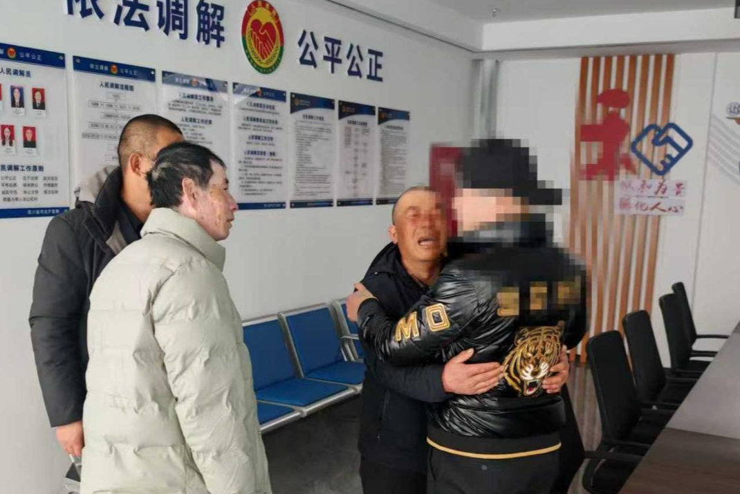 【#男子带着照片寻回失联20余年弟弟#】1月24日，四川德阳市公安局旌阳区分局旌