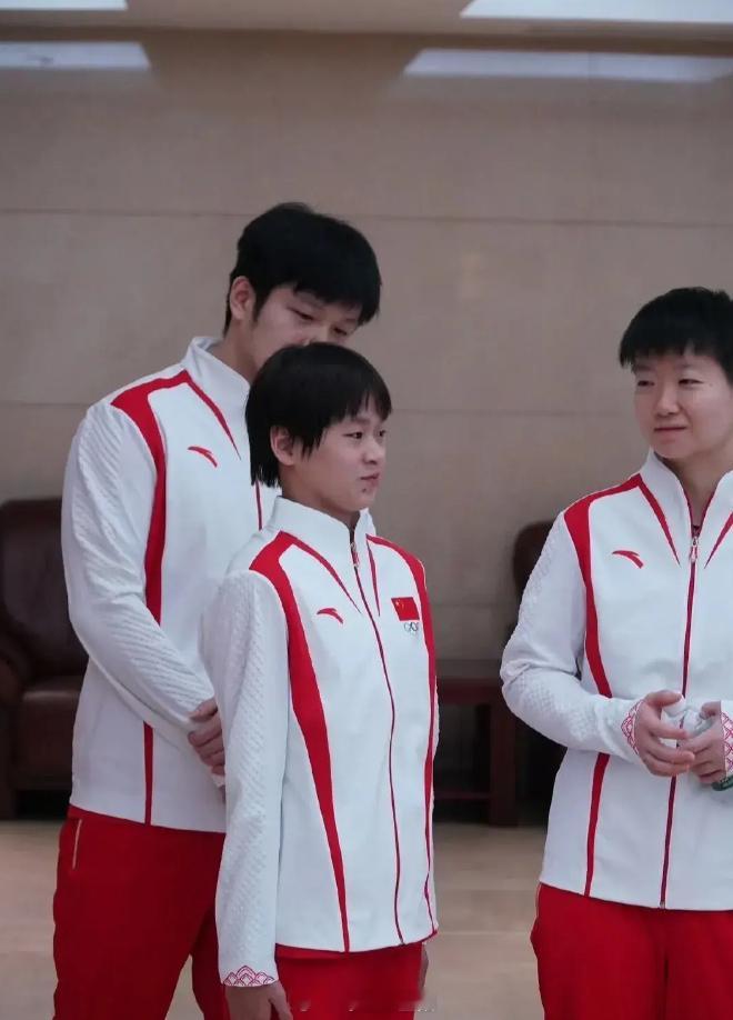#全红婵孙颖莎樊振东可爱同框# 巴黎奥运会越来越近了，今天巴黎奥运会出征大会成立
