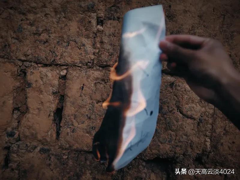 给已故老人烧纸该不该取消，这真是个争议大的话题。有人觉得不该取消，烧纸是对先辈的