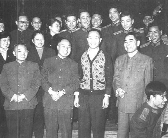 1960年11月刘志坚同周恩来、张爱萍、萧华的合影，前排左一为刘志坚