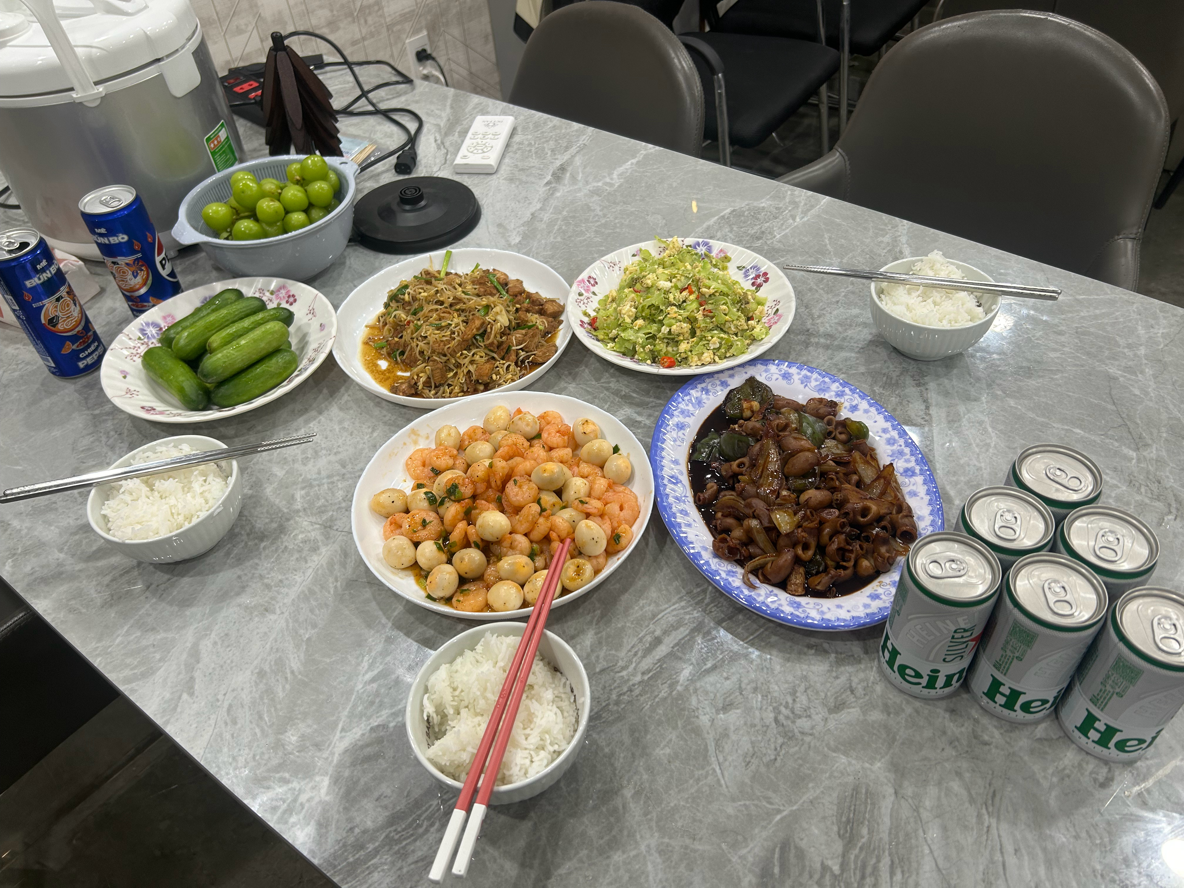 吃饭吃饭，大家一起来不要客气