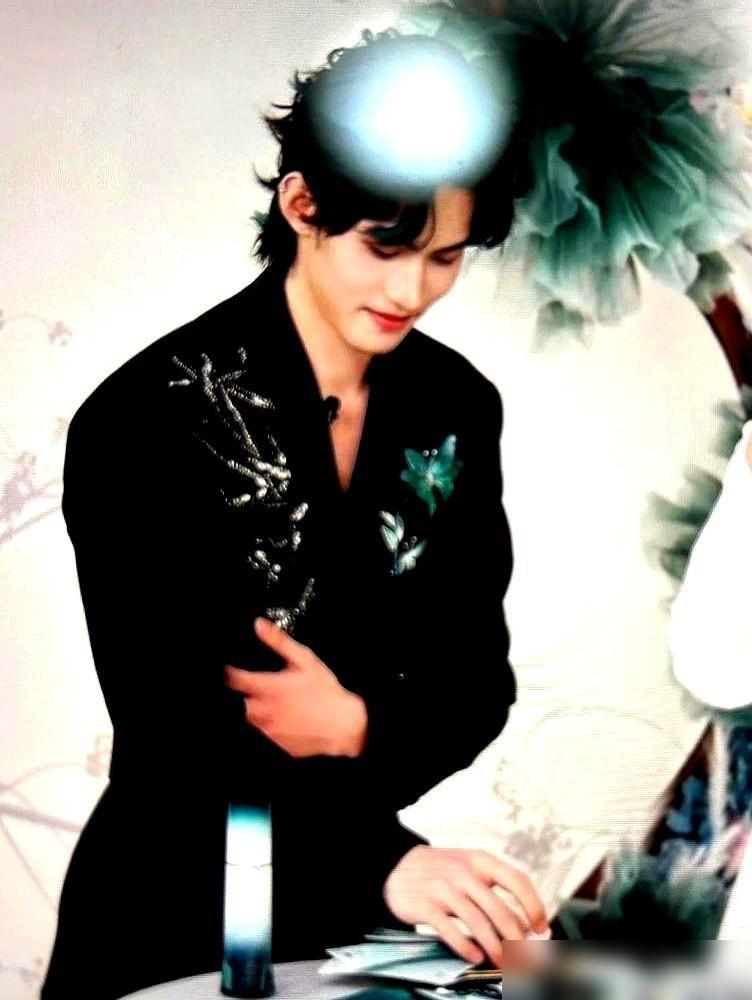 卖了房跑去清迈哭到眼睛肿，云旗要是演砸了估计真得露宿街头。

为了死磕樊霄这个财