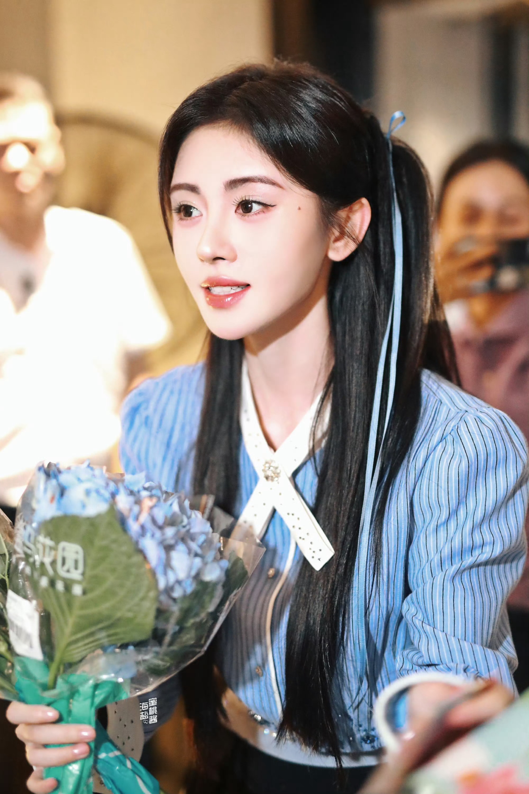jjy鞠婧祎jjy鞠婧祎姜黎非世界就像一个巨大的娃娃机，有人隔着玻璃，只想要你