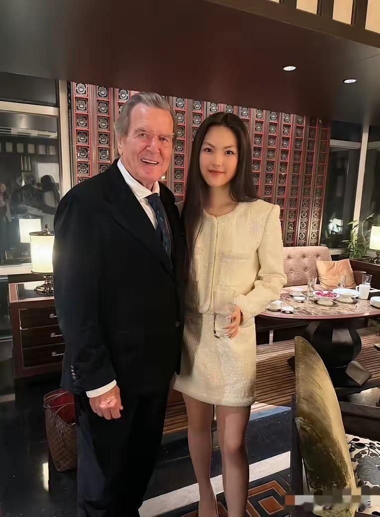 大家不用再羡慕王诗龄了，
我们普通人永远成为不了她。
不是因为她长的漂亮，也不是