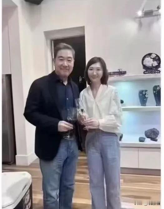 在澳洲，张国立先生受邀至友人府邸做客，这一幕温馨而惬意。他的身影略显丰腴，却洋溢
