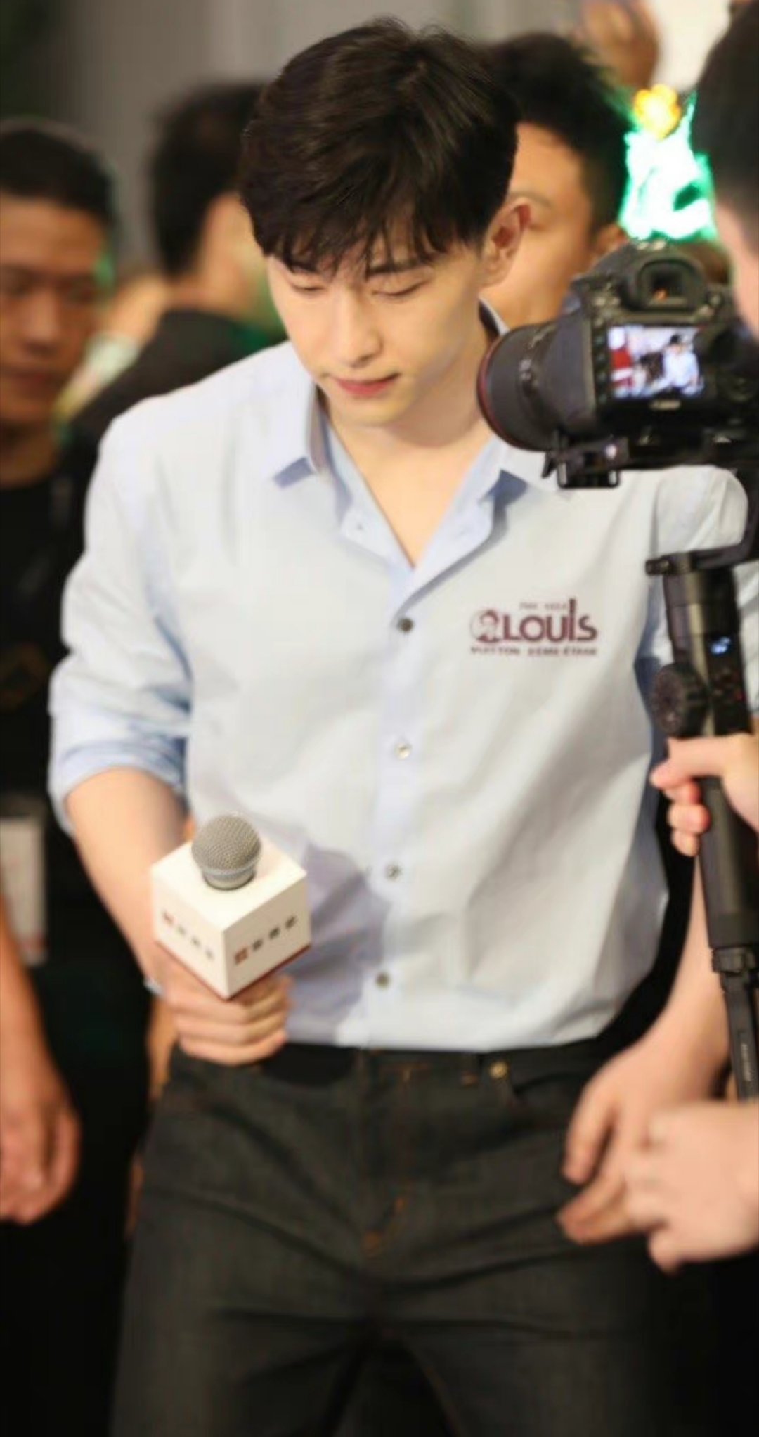 邓伦 “这是万籁俱寂的夜，我的心此刻就像大风一般迎向你。”           