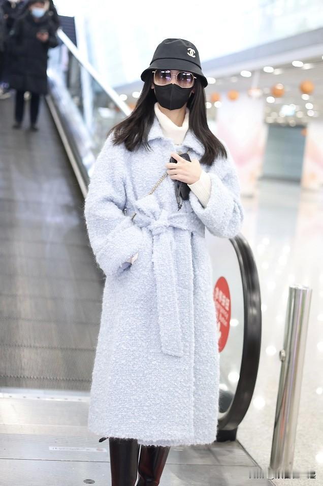 知名女演员陈都灵抵达北京，一身淡蓝色穿搭展现出冬日里的清新气质。优雅而又利落的装