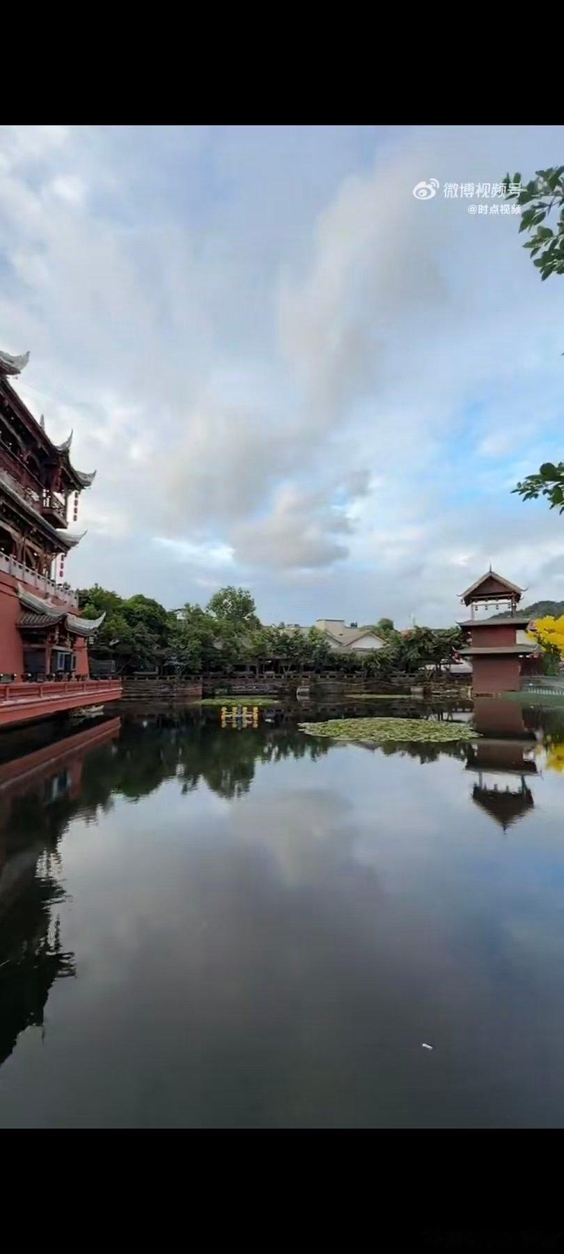 成都七月贩卖着一整个夏天童心蓉城七月贩卖温柔与童真，晚风拂过街巷，满眼生机绿意，
