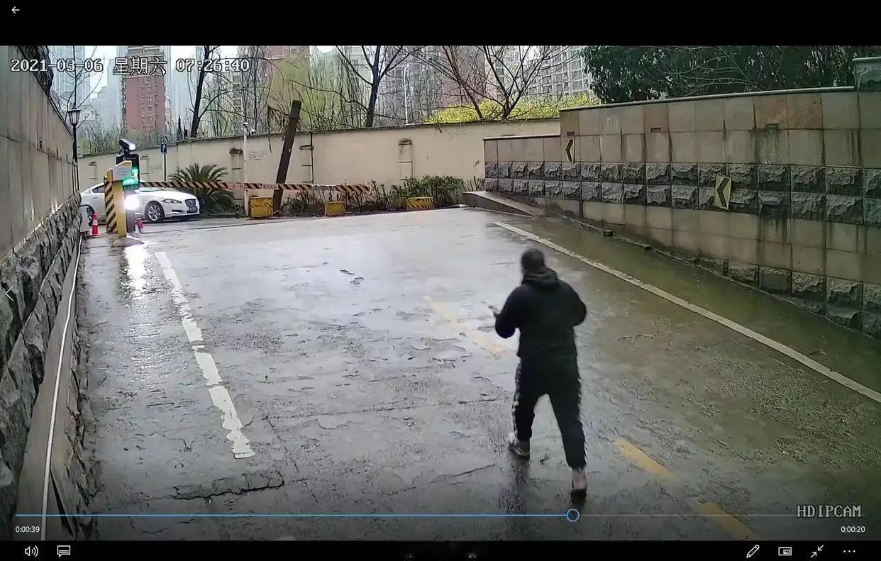 丈夫车库碾死妻子仅判5年？家属怒吼：这是谋杀！那天清晨，武汉某小区的地下车库，像