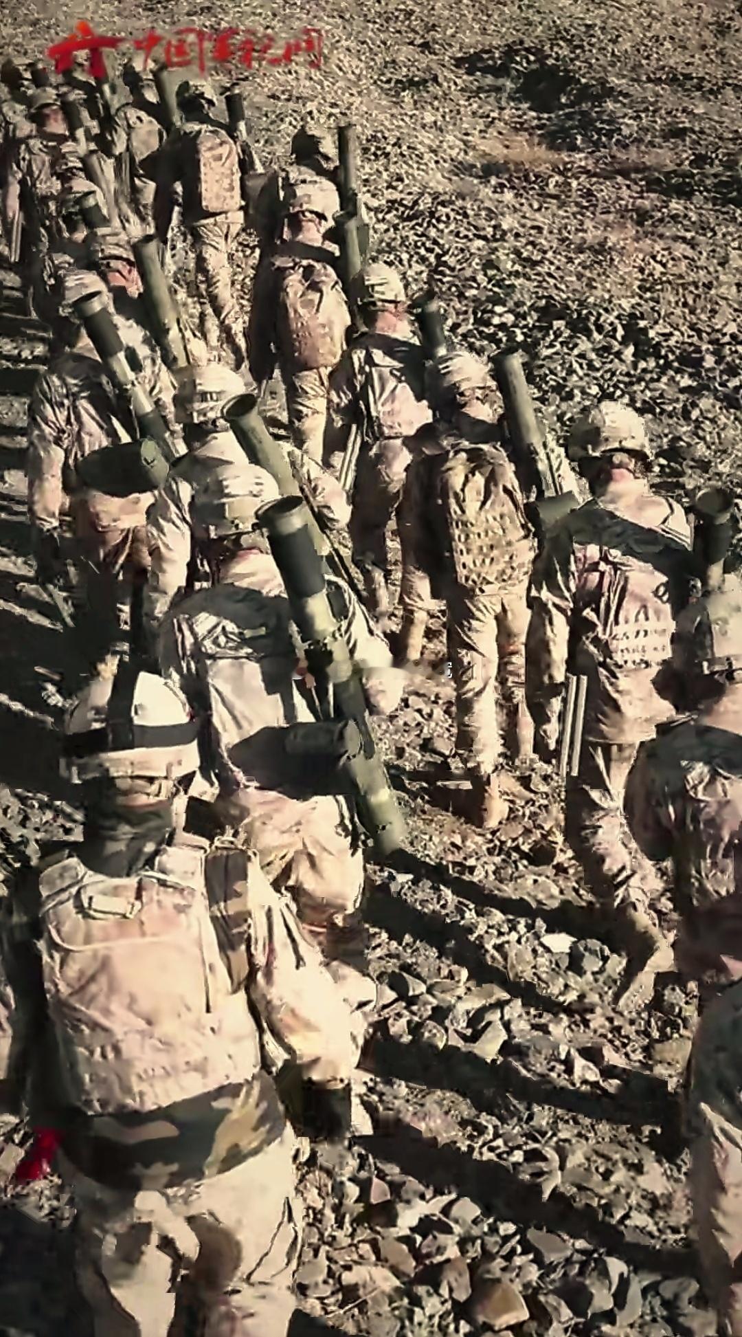 一整个排的解放军战士携带DZJ-08火箭发射器 #印方应停止有悖于缓和边境局势的