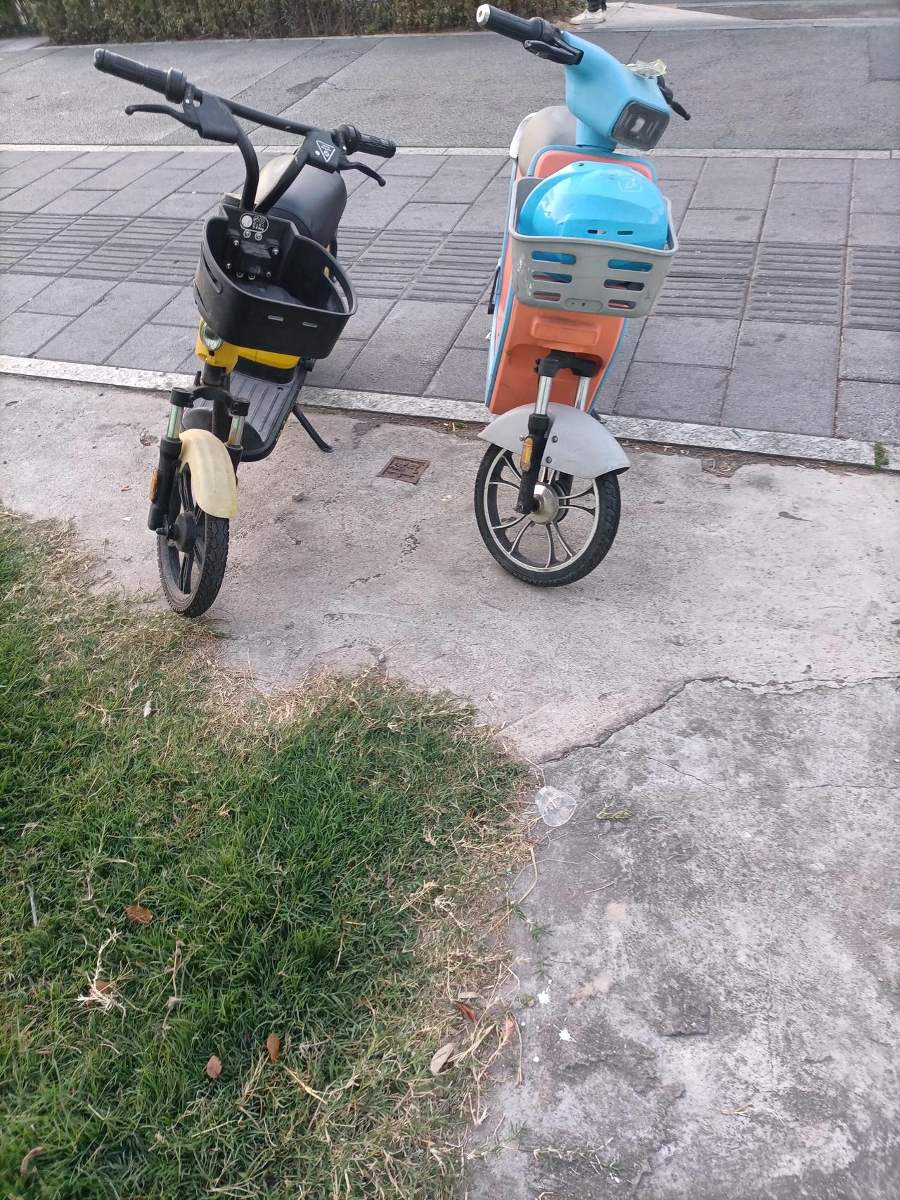 刚刚在等公司的早上的班车时，突然发现路边除了共享电单车之外，也出现了共享电动车？