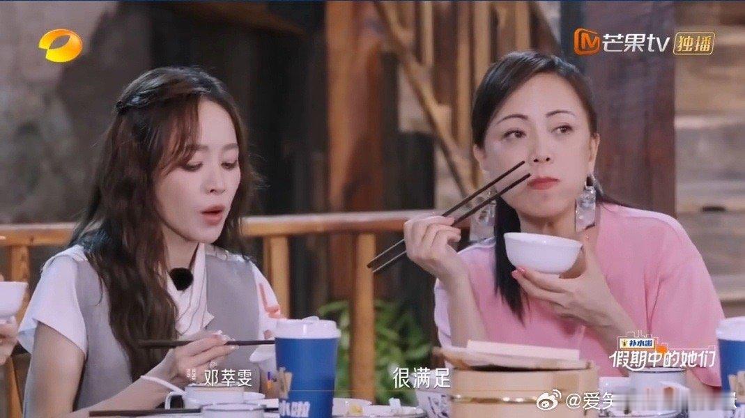 李艺彤在姐姐们眼里还在长个儿 李艺彤也太幸福了吧！邓萃雯姐连环摸头杀催多吃：“还