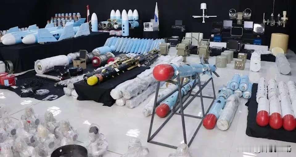 疯狂搞事情，也门胡塞军火运输船，突然遭到也门政府军拦截，大批武器弹药被缴获，背后