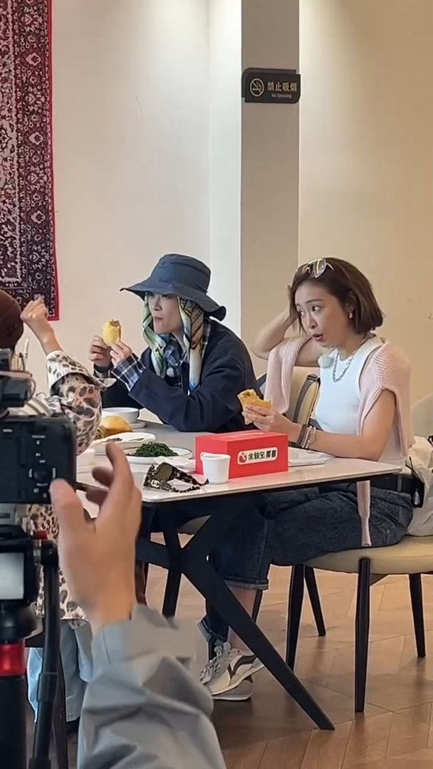 李宇春i人已沦为e人的玩具李宇春看辛芷蕾高叶倪妮卖萌 三个e人对着李宇春嘟嘴卖萌
