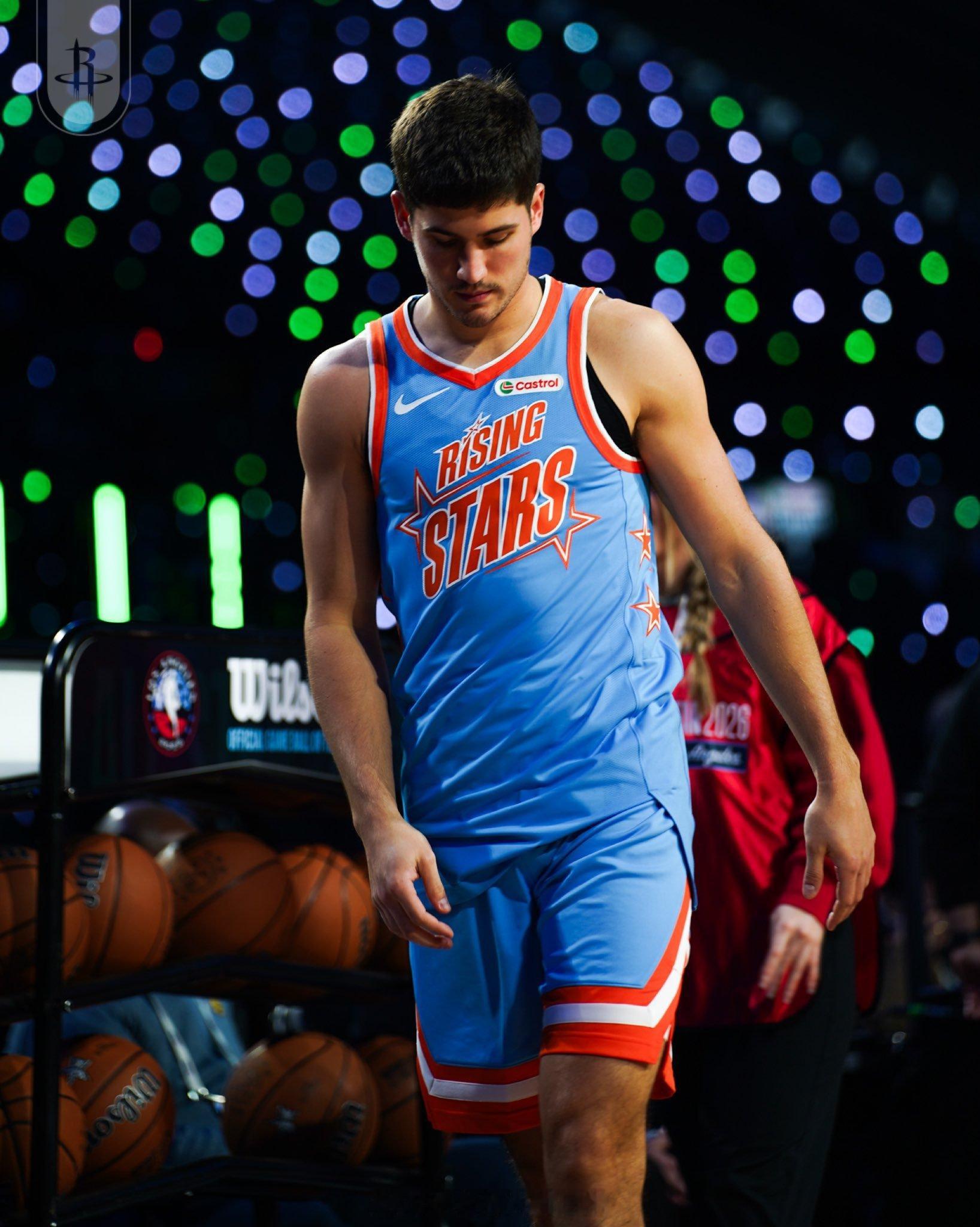 谢泼德全明星新秀赛出战20分钟，6中4的三分，拿到12分1篮板1助攻2抢断里德谢