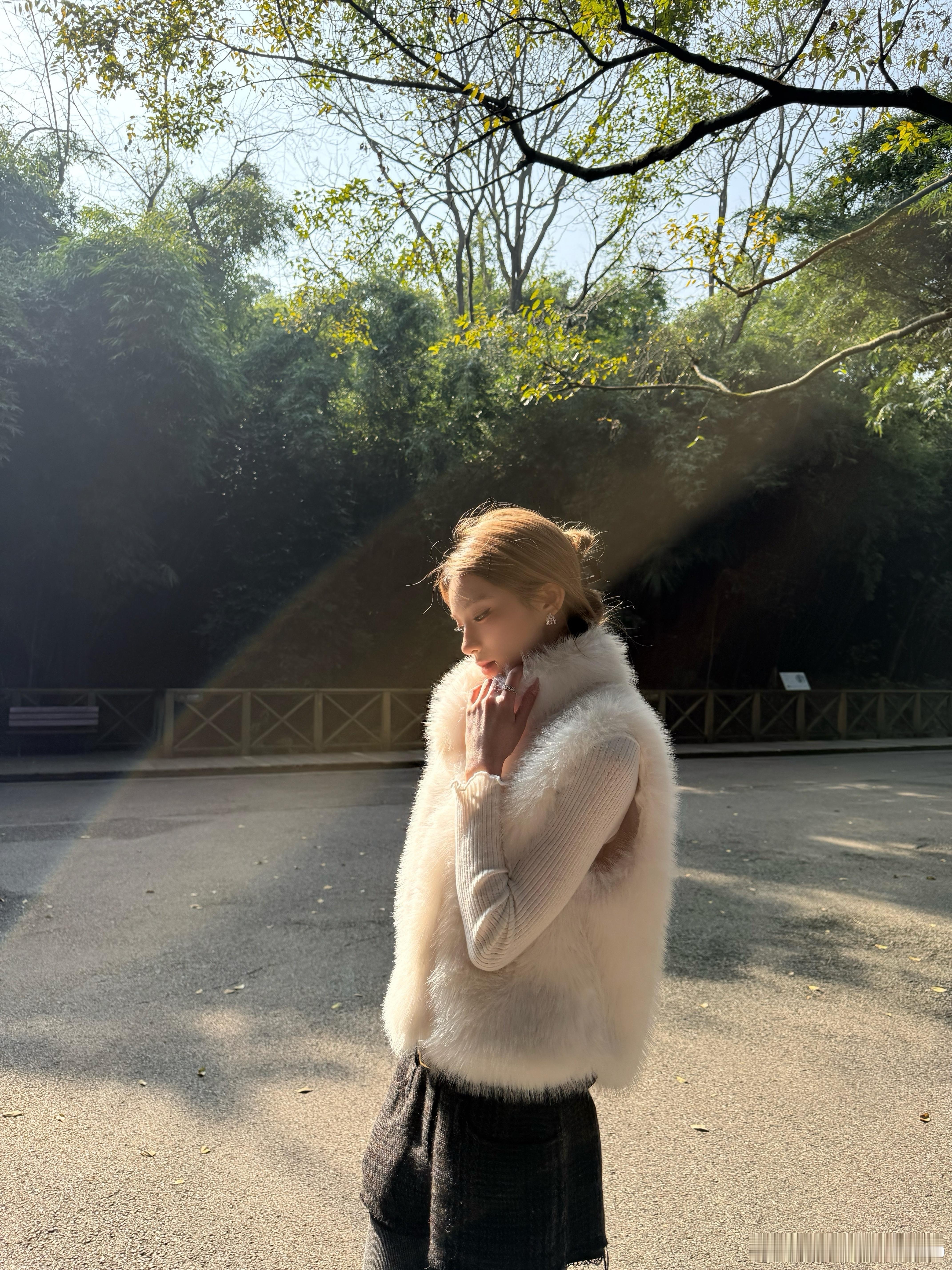 时间是来不及算计的 直到冷空气裹挟着回忆涌来 我发觉又是一年 