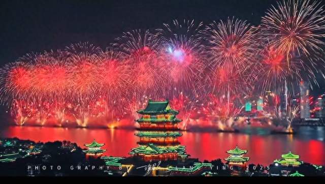 南昌烟花秀炸场，122万人挤爆赣江，这波操作做给满分
