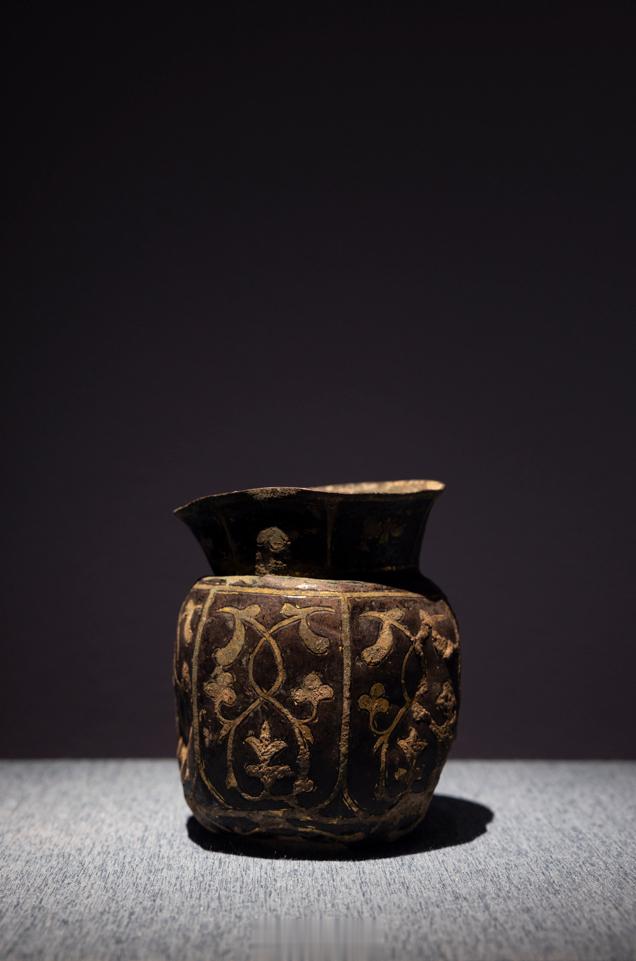 六棱形连枝花纹侈口银罐Hexagonal Silver Jar with a F
