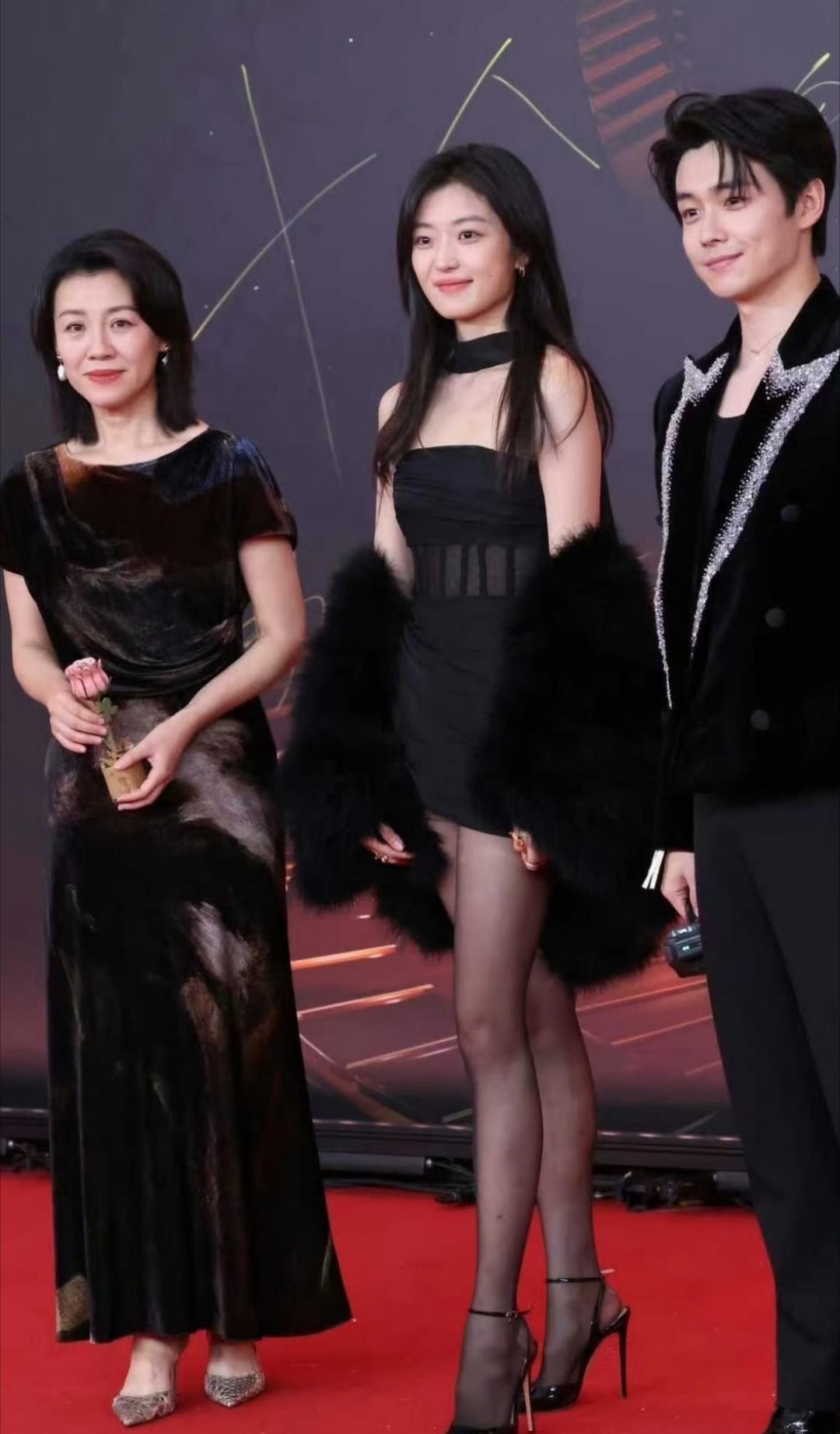 女明星为了红毯也是拼了 孙千这个高跟鞋看起来好疼啊 