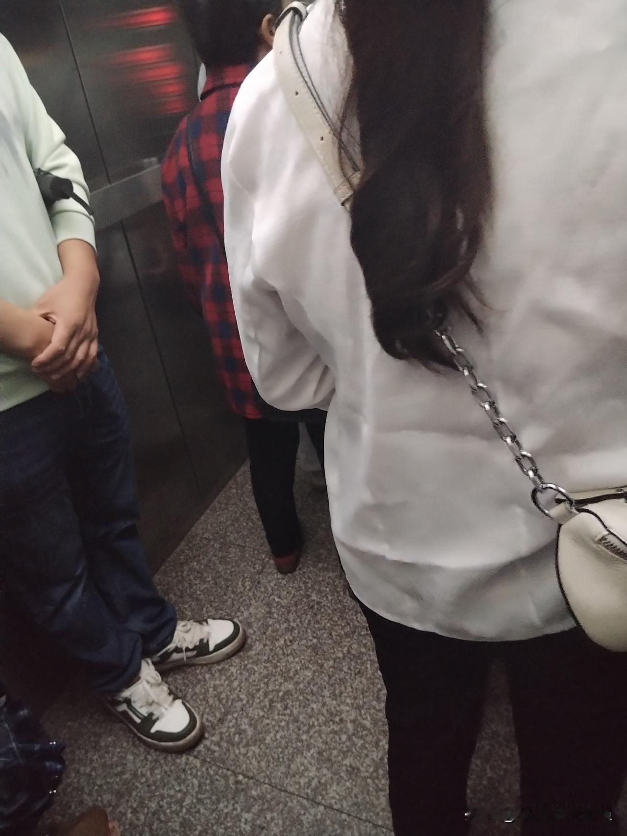 一个大男人这样说，有这样的想法真的太自私了。
陪娃儿去看耳朵的途中，坐电梯时，遇