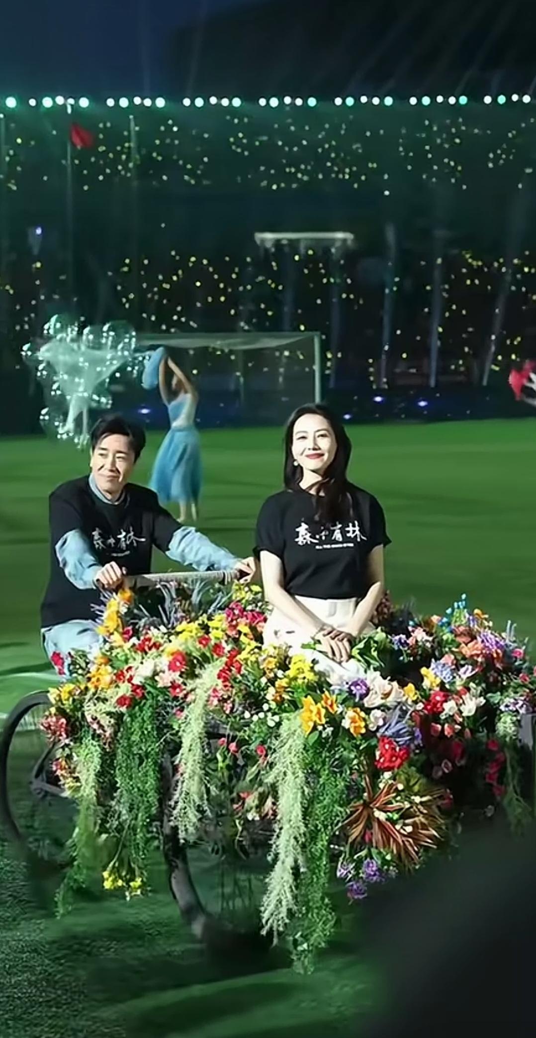 高圆圆，坐在三轮车上感觉好挺浪漫呀。
