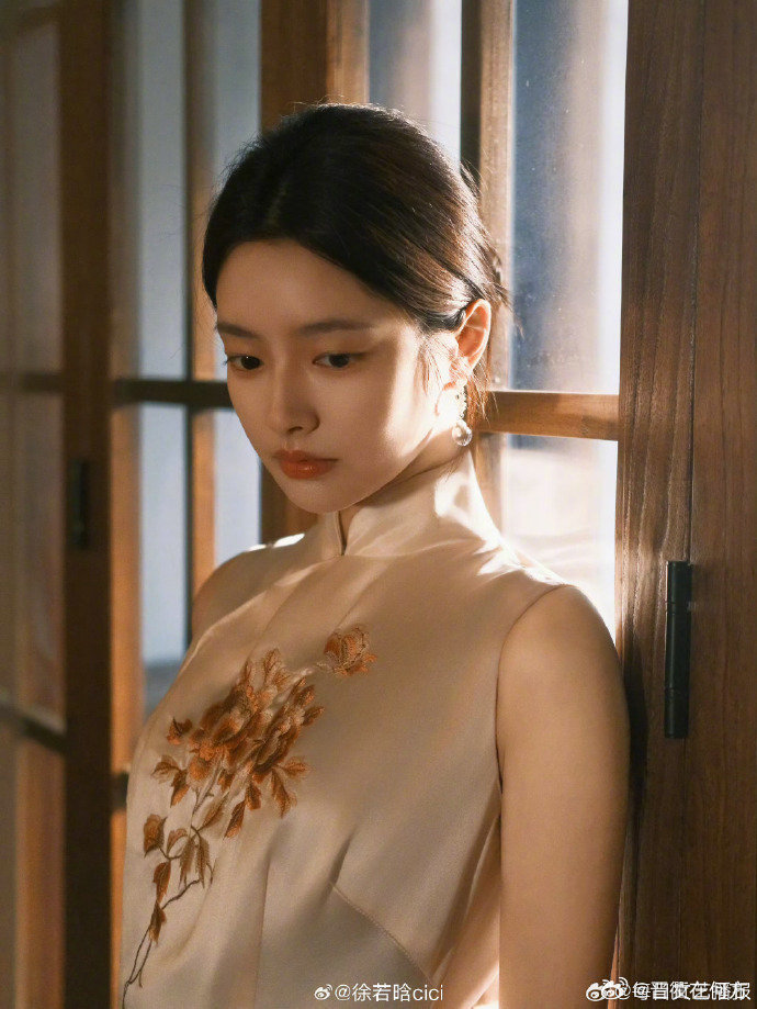 徐若晗 【徐若晗民国东方美人】和中式美学适配度好高，温婉大气的盘发，搭配优雅的旗