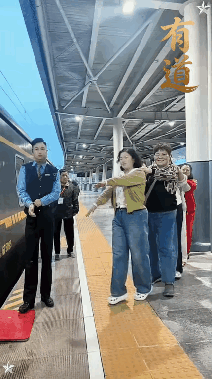 如果你和她们一节车厢，你能坚持不跳火车吗？