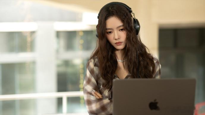 谁给蔡文静做的造型 这反差感直接拉满！短发自带的率性，配上浅蓝眼妆的清新和银色美