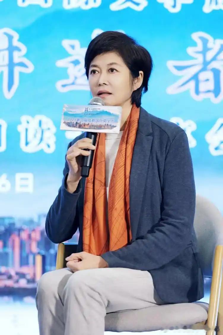 敬一丹的微信公众号上，一则“不信谣不传谣”的读者评论被作者精选、置顶，算是回应了
