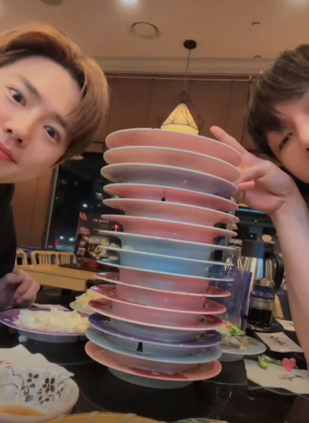 张艺兴金俊勉吃饭直播活得久什么都能看到[捂嘴哭] ​​​