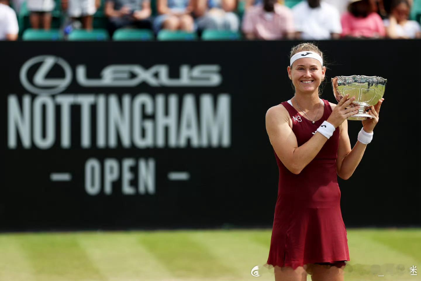 送上WTA250🇬🇧诺丁汉站捧杯🏆图📸🔥🇨🇿布兹科娃职业生涯首次1