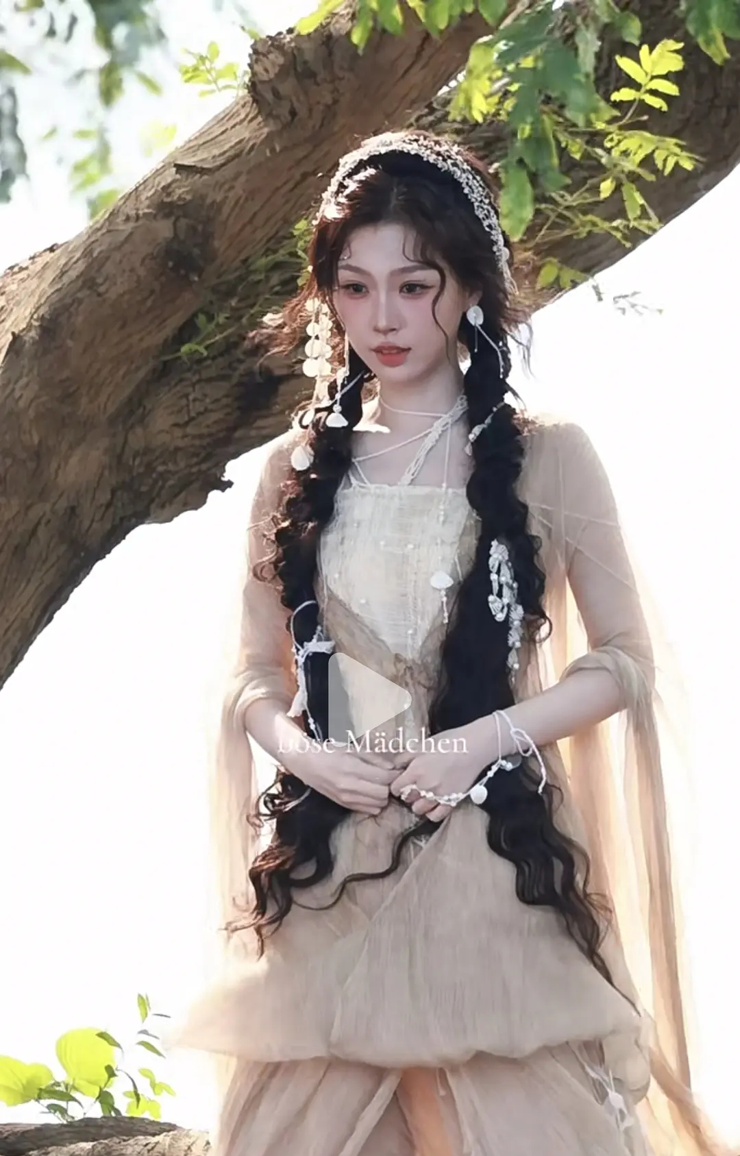长生骨整部剧服装都是灰扑扑的不是衣服款式的原因，是颜色看着很淳朴仙侠看着不仙，特
