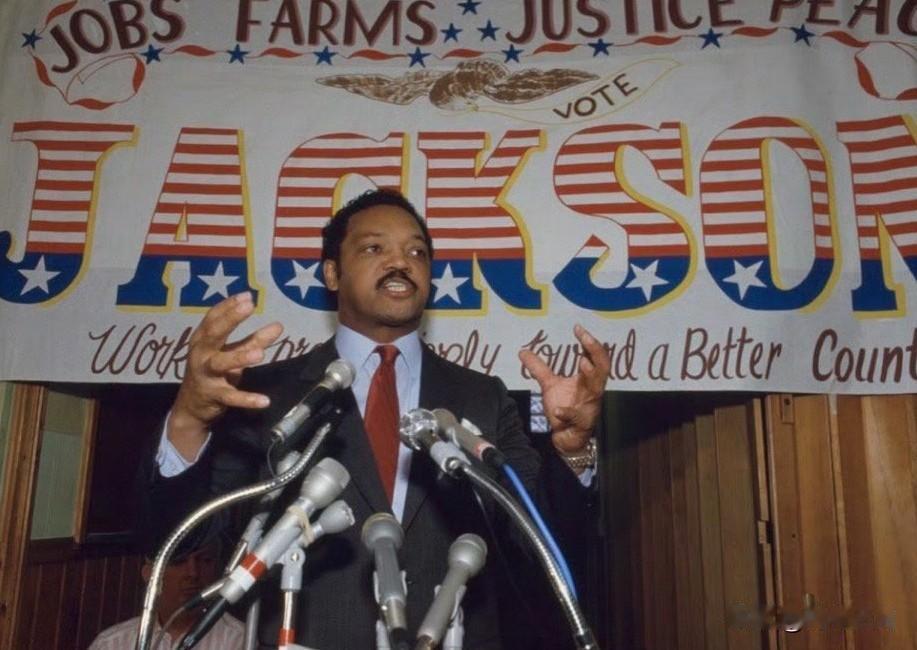 美国民权运动领袖Jesse Jackson因病在家中去世，享年八十四岁（家属没有