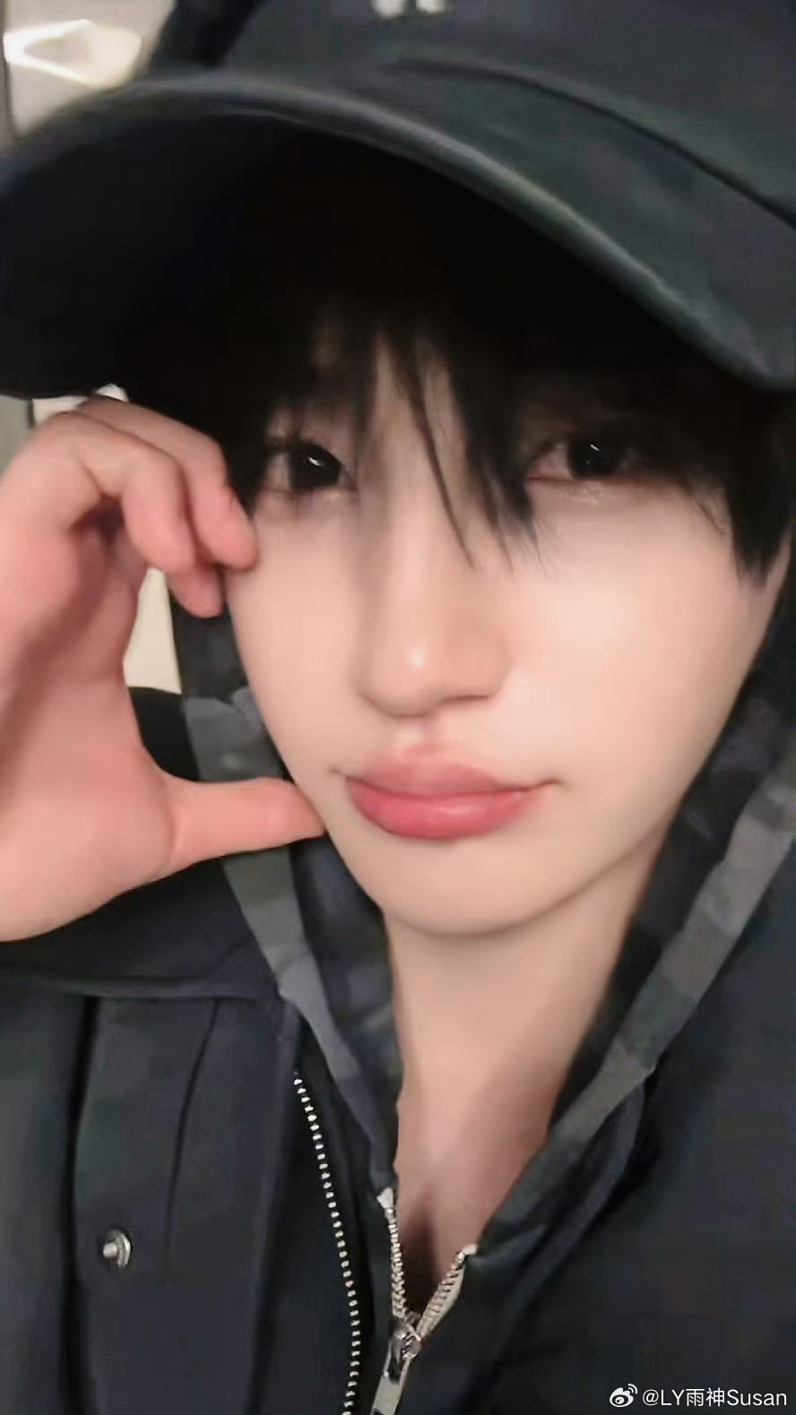 张翅发自拍谁能抵挡得住那么可爱的小弟弟跟你道声晚安，谁还能睡着呀 