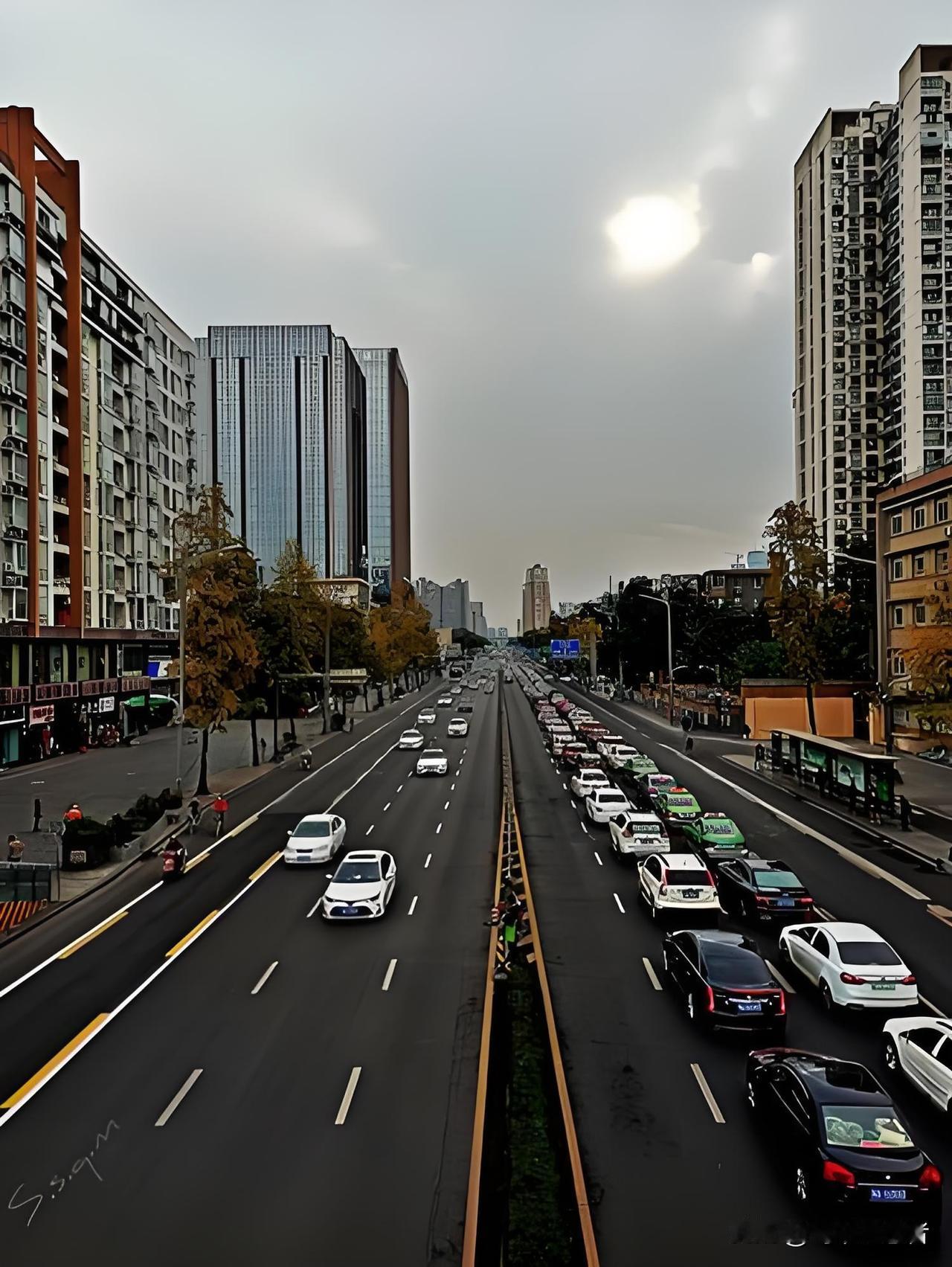 天府大道固然出名，但蜀都大道和一环路才是“鼻祖”。
谈及成都的城市骨架，许多人首