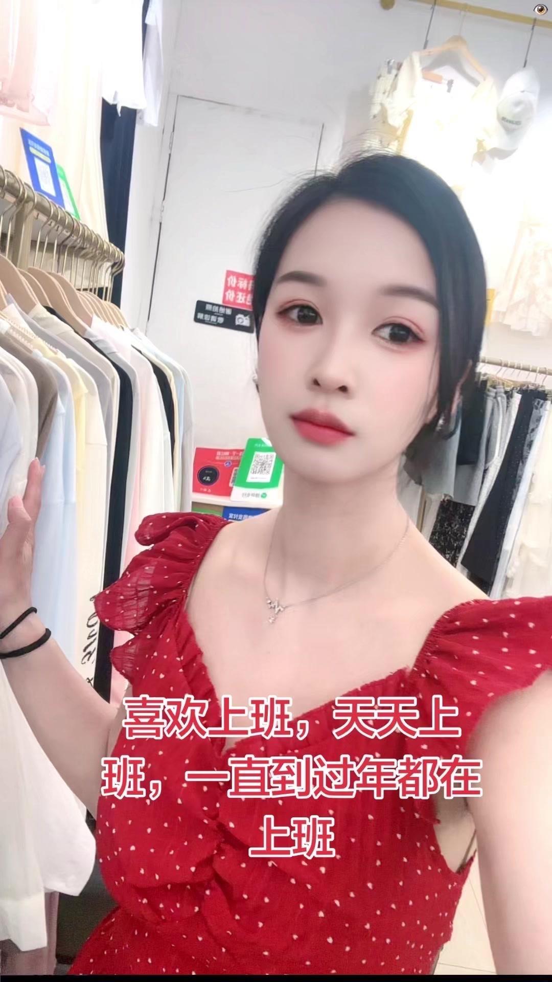 💼在自己的小店里，每天和衣服打交道，虽然赚的钱不多，但这里有我无忧无虑的生活。