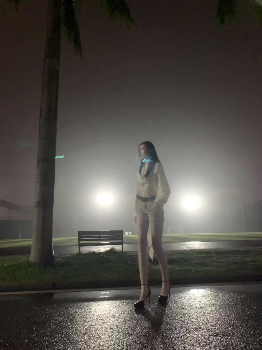 其实雨也没多大 是风在拼命刮