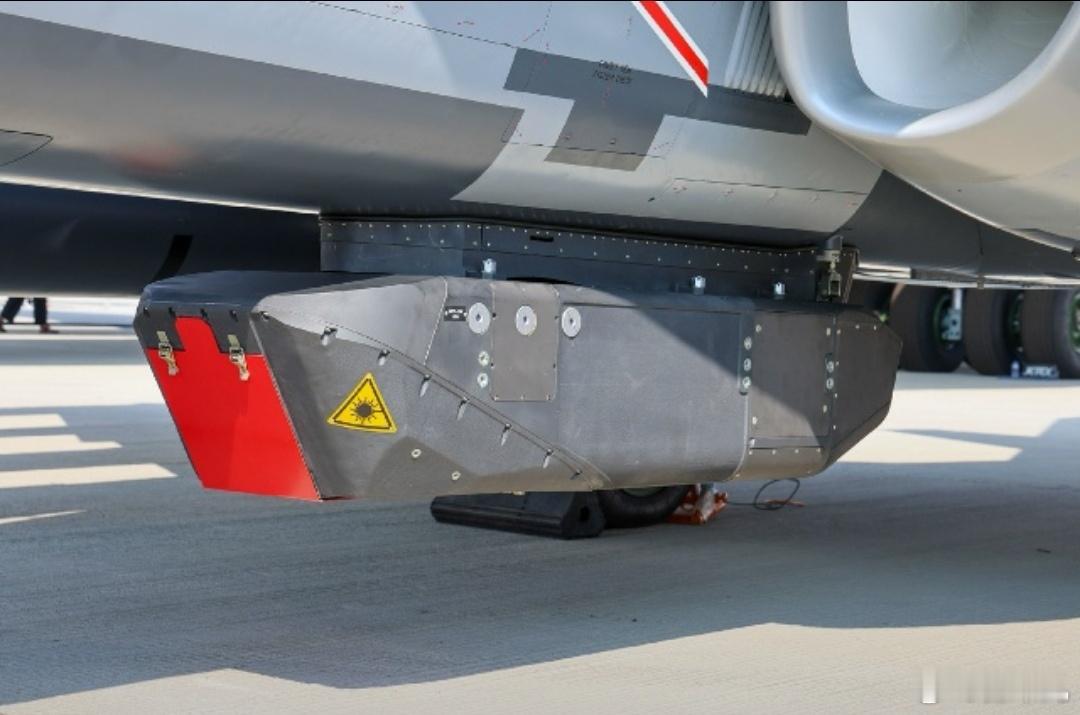 俄罗斯雅克-130M战斗教练机在2025年迪拜航展上展示了SOLT-130K、B