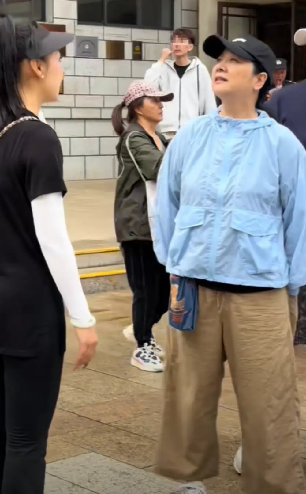 陈小艺一家回陕西老家，导演老公站不稳被儿子抱怀中，又瘦又苍老！ ​​​