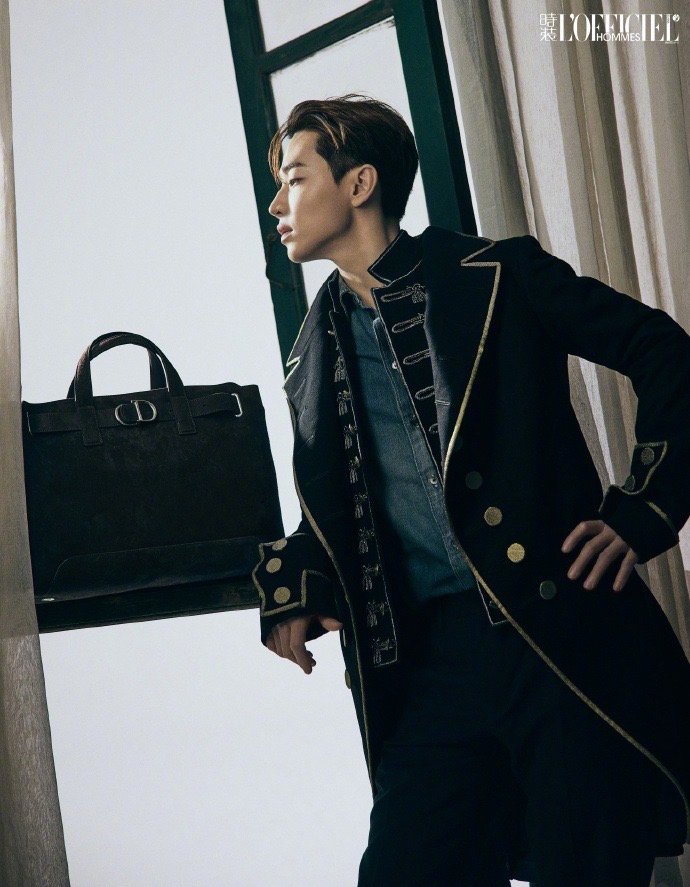 刘宪华肩膀上有只鹦鹉温柔天花板！与鹦鹉同框，安静又温馨。眼神软下来的样子，像在和