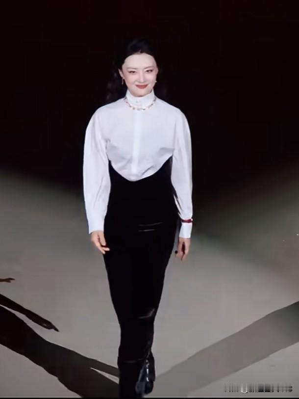 她是央视舞台上亮眼的名片，端庄大气的语态里藏着妥帖的专业底气，从容控场间柔而有锋